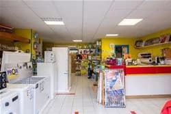 Comptoir et allée centrale du magasin d'électroménager Grand Laurent à Arinthod