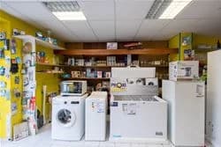 Rayon lave-linge et lave-vaisselle du magasin d'électroménager à Arinthod
